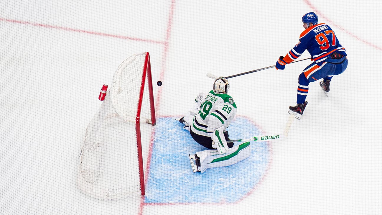 Connor McDavid devant le filet de Dallas.
